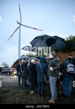 30 novembre 2022, Macedonia del Nord, Bogdanci: Il presidente tedesco Frank-Walter Steinmeier si rivolge ai rappresentanti dei media durante una visita alla centrale eolica di Bogdanci sotto la pioggia battente. La prima centrale eolica della Macedonia settentrionale al confine con la Grecia è stata finanziata dalla KfW Development Bank tedesca e collegata all'alimentazione nel marzo 2014. Il Presidente Steinmeier visita i paesi della Macedonia settentrionale e dell'Albania durante la sua gita di quattro giorni nei Balcani. Oltre alla situazione nella regione e all'impatto della guerra di aggressione russa in Ucraina, il viaggio si concentrerà sulla suppo della Germania Foto Stock