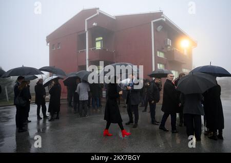 30 novembre 2022, Macedonia del Nord, Bogdanci: La delegazione del Presidente tedesco Steinmeier si trova di fronte ad un edificio durante una visita al parco eolico di Bogdanci sotto la pioggia battente. La prima centrale eolica della Macedonia settentrionale al confine con la Grecia è stata finanziata dalla KfW Development Bank tedesca e collegata all'alimentazione nel marzo 2014. Il Presidente Steinmeier visita i paesi della Macedonia settentrionale e dell'Albania durante la sua gita di quattro giorni nei Balcani. Oltre alla situazione nella regione e all'impatto della guerra di aggressione russa in Ucraina, il viaggio si concentrerà sulla suppo della Germania Foto Stock