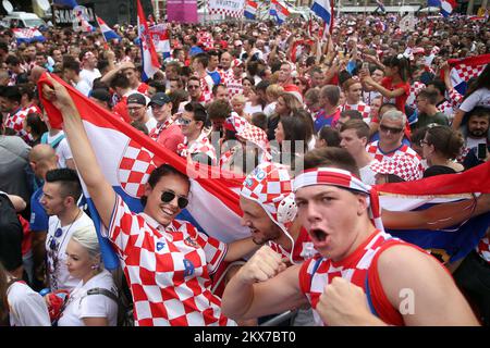 16.07.2018., Croazia, Zagabria - i tifosi aspettano che la nazionale croata di calcio venga nella piazza principale di Zagabria, Croazia, il 16 luglio 2018. La nazionale di calcio croata ha vinto il secondo posto alla Coppa del mondo 2018 in Russia. Foto: Goran Stanzl/PIXSELL Foto Stock