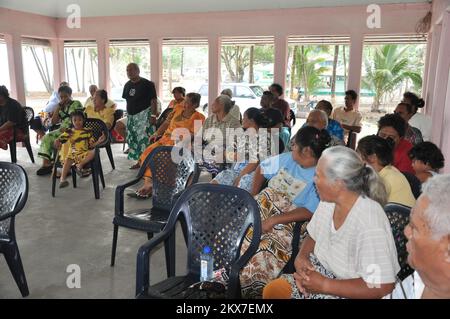 Terremoto alluvione tsunami - Nua Seetaga, Samoa Americane, 31 ottobre 2009 Un villager chiede ai funzionari del governo delle Samoa Americane di rifugi migliori per sostituire le tende di emergenza cupola distribuite nelle immediate vicinanze dello tsunami del 29th settembre. Il governo rimuoverà i detriti dalla proprietà comunale privata del villaggio, con la FEMA che paga il 75 per cento del costo. Una volta rimossi i detriti, le tende più grandi con piani di piattaforma saranno distribuite alle famiglie idonee come misura provvisoria in attesa di un piano di alloggi a lungo termine per i sopravvissuti alle catastrofi. Richard o'Reilly/FEMA. Terremoto delle Samoa Americane, Foto Stock