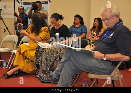 Tsunami - Pago Pago, Samoa Americane, 6 novembre 2009 James Shebl, funzionario per gli affari esteri, In primo piano, prende appunti come un giornalista di giornale spara foto fisse e Samoa americana governo TV equipaggio videocassette conferenza di aggiornamento dei progressi di recupero dal terremoto, tsunami e inondazioni del settembre 29th disastro. È stato il primo evento di notizie presso il Joint Field Office in cui i dipendenti della FEMA, i partner federali e il governo delle Samoa Americane lavorano fianco a fianco per aiutare i sopravvissuti a riprendersi. Richard o'Reilly/FEMA. Terremoto delle Samoa Americane, tsunami ed alluvioni. P Foto Stock