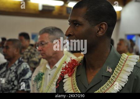 Terremoto alluvione tsunami - Pago Pago, Samoa Americane, 11 novembre 2009 ufficiale di coordinamento federale Kenneth R. Tingman, destra, Lt. Colonel, U. S. Air Force, in pensione, e vice ufficiale di coordinamento federale Michael H. Smith, Colonel, U. S. Marine Corps, in pensione, osservato Veterans Day in una cerimonia Samoa americana Wednay. Pago Pago fu una base navale attiva degli Stati Uniti fino al 1951. Il servizio militare è una tradizione nelle Samoa Americane. Richard o'Reilly/FEMA. Fotografie relative a disastri e programmi, attività e funzionari di gestione delle emergenze Foto Stock