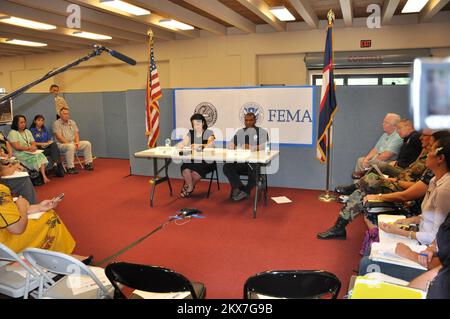 Tsunami - Pago Pago, Samoa Americane, 6 novembre 2009 Evelyn Langford, rappresentante autorizzato del governatore, E Kenneth R. Tingman, funzionario federale di coordinamento, conducono una conferenza stampa presso il Joint Field Office per discutere i progressi della ripresa dopo il terremoto, lo tsunami e le inondazioni del 29 settembre 2009. Tingman ha lodato la stretta collaborazione che la FEMA e i suoi partner federali hanno ricevuto dal governo territoriale delle Samoa Americane. Terremoto delle Samoa Americane, tsunami ed alluvioni. Fotografie relative alle catastrofi e ai programmi di gestione delle emergenze, Foto Stock