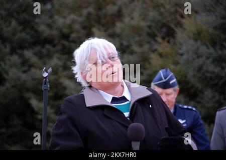 Flooding Tornado - Waverly, Iowa, 2 dicembre 2009 Iowa Recovery Center Director, Kay Phillips si rivolge a una folla riunita per la rottura per la nuova Waverly-Shellrock School e la comunità di cassaforte. Una grande folla si è rivelata sentire i funzionari federali, statali e locali parlare della partnership necessaria per intraprendere un progetto di così vasta portata. Vincent Clark/FEMA. Iowa forti tempeste, tornado e alluvioni. Fotografie relative a disastri e programmi, attività e funzionari di gestione delle emergenze Foto Stock