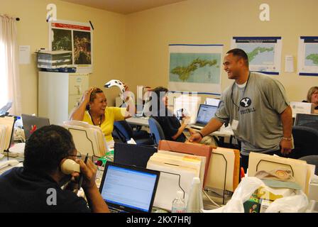 Terremoto tsunami - Ottoville, Samoa Americane, 30 novembre 2009 l'ex giocatore di calcio Philadelphia Eagles, Reno Mahe, esprime il suo apprezzamento a Serina Misitana, (in camicia gialla) un dipendente della Federal Emergency Management Agency nelle Samoa Americane. Mahe, recentemente ha visitato l'isola per osservare i danni dello tsunami e per ringraziare i lavoratori che hanno contribuito al recupero da disastri. . Terremoto delle Samoa Americane, tsunami ed alluvioni. Fotografie relative a disastri e programmi, attività e funzionari di gestione delle emergenze Foto Stock