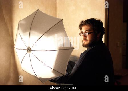 Pianificazione di emergenza e sicurezza - Buffalo, N. Y. , 19 novembre 2009 Broadcast Operations Tim Pioppo ha predisposto apparecchiature di illuminazione per interviste presso l'ufficio di gestione delle emergenze della Nazione Seneca. FEMA e Seneca Nation collaborano nel progetto FEMA for Kids. Michael Medina-Latorre/FEMA. New York gravi tempeste e inondazioni. Fotografie relative a disastri e programmi, attività e funzionari di gestione delle emergenze Foto Stock