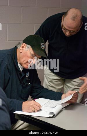 Coastal Storm - Egg Harbor Township, N. J. , 11 gennaio 2010 Daniel Arms, Coordinatore della pubblica assistenza della FEMA, incontra i rappresentanti della Ocean County, NJ in seguito al Briefing dei richiedenti. I rappresentanti delle contee atlantiche, oceaniche e di Cape May apprendono come la FEMA possa aiutare la loro area a riprendersi da gravi tempeste e inondazioni a metà novembre. Michael Medina-Latorre/FEMA. New Jersey gravi tempeste e inondazioni associate con la depressione tropicale Ida e un Nor'easter. Fotografie relative a disastri e programmi, attività e funzionari di gestione delle emergenze Foto Stock