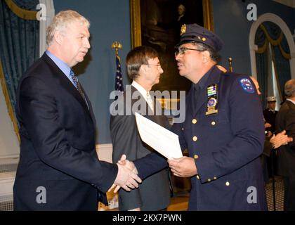 New York City, N. Y. , 26 gennaio 2010 il Vice Amministratore Richard Serino ringrazia i membri della New York-Task Force One per il loro lavoro salvavita ad Haiti. Elissa Jun/FEMA.. Fotografie relative a disastri e programmi, attività e funzionari di gestione delle emergenze Foto Stock