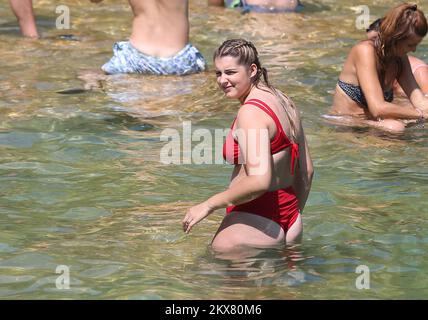 12,8.2018. Croazia, Skradin - i visitatori godono di bellezza naturale del Parco Nazionale Krka sulle cascate del fiume Krka in cerca di ristoro durante le alte temperature estive. Compresa la parte sommersa del fiume alla foce, il fiume Krka è lungo 72,5 km, il che lo rende il 22nd° fiume più lungo della Croazia. Sorge ai piedi della catena montuosa Dinara, a 2,5 km a nord-est di Knin. Con le sue sette cascate e un dislivello totale di 242 m, la Krka è un fenomeno naturale e carsico. Le cascate di travertino del fiume Krka sono il fenomeno fondamentale di questo fiume. Foto: DUS Foto Stock