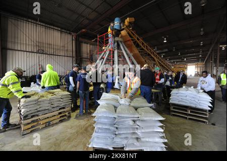 Allagamento - Fargo, N. D., 17 marzo 2010 lavoratore a Sandbag centrale aiutare a riempire sacchetti verso l'obiettivo della città di un milione di sacchi. Foto: Michael Rieger/FEMA.. Fotografie relative a disastri e programmi, attività e funzionari di gestione delle emergenze Foto Stock