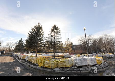 Alluvione - Fargo, N. D., 17 marzo 2010 sacchi di sabbia sono in scena nel quartiere Oaks Park pronto per l'uso come il fiume Rosso sorge. Foto: Michael Rieger/FEMA. Alluvione del North Dakota. Fotografie relative a disastri e programmi, attività e funzionari di gestione delle emergenze Foto Stock