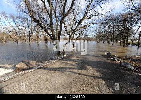 Alluvione - Fargo, N. D. , 17 marzo 2010 il fiume Rosso riempie il Lindenwood Park a Fargo. Foto: Michael Rieger/FEMA.. Fotografie relative a disastri e programmi, attività e funzionari di gestione delle emergenze Foto Stock