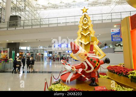HONG KONG - 10 DICEMBRE 2014: Aeroporto internazionale di Hong Kong. Uno dei migliori aeroporti nell'indagine annuale sui passeggeri condotta da Skytrax. Foto Stock