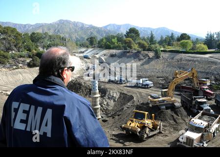 Inondazione di frana/frana grave tempesta d'inverno - Pasadena, California. , 26 marzo 2010 bacini di detriti voluminosi al cantiere di Pickins sono puliti dopo che le piogge pesanti recenti hanno causato frane, frane e inondazioni nella regione. In base alla dichiarazione di assistenza pubblica, le amministrazioni statali e locali sono idonee a richiedere assistenza nell'ambito del programma di sussidi per la riduzione dei rischi. Adam DuBrowa/FEMA. California gravi tempeste invernali, inondazioni, detriti e flussi di fango. Fotografie relative a disastri e programmi, attività e funzionari di gestione delle emergenze Foto Stock