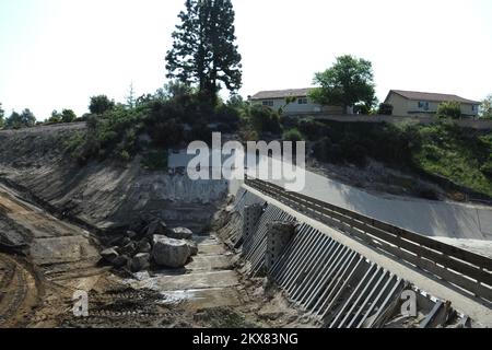 Inondazione di frana/frana grave tempesta - Pasadena, California. , 26 marzo 2010 la linea dell'acqua mostra il livello al quale il bacino dei detriti ha dimostrato la sua capacità di raccogliere grossi massi e rocce dalle frane. In base alla dichiarazione di assistenza pubblica, le autorità statali e locali hanno diritto a richiedere assistenza nell'ambito del programma di sussidi per la riduzione dei rischi per la rimozione dei detriti. Adam DuBrowa/FEMA. California gravi tempeste invernali, inondazioni, detriti e flussi di fango. Fotografie relative a disastri e programmi, attività e funzionari di gestione delle emergenze Foto Stock