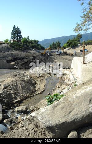 Inondazione di frana/frana grave tempesta - Pasadena, California. , Il 26 marzo 2010 i bacini di detriti a Pickins cantiere lento ad un flusso costante dopo recenti piogge pesanti ha creato fango massiccio che depositò sedimenti e massi in tutto il bacino. In base alla dichiarazione di assistenza pubblica, le autorità statali e locali hanno diritto a richiedere assistenza nell'ambito del programma di sussidi per la riduzione dei rischi per la rimozione dei detriti. Adam DuBrowa/FEMA. California gravi tempeste invernali, inondazioni, detriti e flussi di fango. Fotografie relative a disastri e programmi, attività e funzionari di gestione delle emergenze Foto Stock