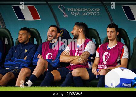 Doha, Qatar. 30th Nov 2022. MBAPPE Kylian di Francia e GIROUD Olivier di Francia sono visti in panchina durante la partita Tunisia / Francia, valida per la fase di gruppo della Coppa del mondo, che si tiene presso l'Education City Stadium a Doha, Qatar. Credit: Marcelo Machado de Melo/FotoArena/Alamy Live News Credit: Foto Arena LTDA/Alamy Live News Foto Stock