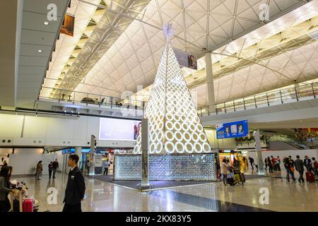HONG KONG - 10 DICEMBRE 2014: Swarovski firtree nell'aeroporto internazionale di Hong Kong. Swarovski AG è un produttore austriaco di vetro al piombo tagliato di lusso, HE Foto Stock