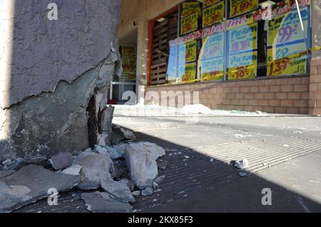 Terremoto - Calexico, Calif. , 7 aprile 2010 Una grandezza 7. Il terremoto del 2 ha colpito la città la domenica di Pasqua lasciando molte strutture, strade ed edifici pubblici chiusi. Questo mercato ha subito gravi danni alla struttura degli edifici, alle finestre e alle porte in vetro. Adam DuBrowa/FEMA. Fotografie relative a disastri e programmi, attività e funzionari di gestione delle emergenze Foto Stock