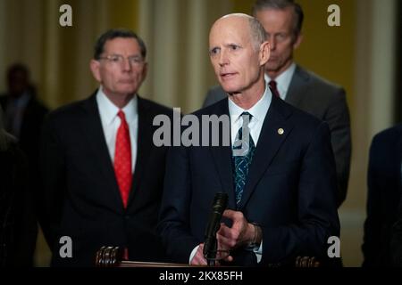 Il senatore americano Rick Scott (repubblicano della Florida) offre delle osservazioni durante la conferenza stampa del pranzo politico del senato repubblicano, al Campidoglio degli Stati Uniti a Washington, DC, martedì 29 novembre 2022. Foto di Rod Lamkey/CNP/ABACAPRESS.COM Foto Stock