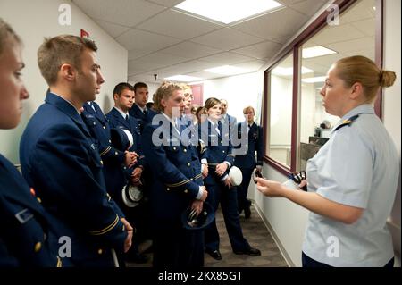 Washington, D. C., 7 aprile 2010 i Cadetti della US Coast Guard Academy (New London, CT) visitano la FEMA come parte del Seminario Tyler Chair in Leadership in Emergency Management. Sono stati mostrati al Centro Nazionale di Risposta e coordinamento da LTJG Kassandra Cinatl, il collegamento della Guardia Costiera statunitense con la FEMA, direzione operativa per le catastrofi. Ogni primavera l'Istituto per la leadership della US Coast Guard Academy sponsorizza un seminario che si concentra sulla leadership all'interno di un argomento selezionato. I cadetti visitano Washington, DC per avere uno sguardo diretto e sperimentare ciò che hanno studiato. .. Fotografie relative a Disast Foto Stock
