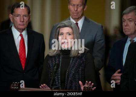 Il senatore degli Stati Uniti Joni Ernst (repubblicano dell’Iowa) offre delle osservazioni durante la conferenza stampa del pranzo politico del senato repubblicano, al Campidoglio degli Stati Uniti a Washington, DC, martedì 29 novembre 2022. Foto di Rod Lamkey/CNP/ABACAPRESS.COM Foto Stock