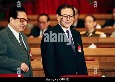 Il presidente della Cina Jiang Zemin (a destra) e il vice Premier Qiao Shi hanno partecipato alla terza sessione dell'ottava Conferenza consultiva politica popolare cinese (CPPCC) e dell'otto Congresso nazionale del popolo (NPC). In qualità di organo di primo piano del potere statale, il PCN funge da organo legislativo della Costituzione, mentre il CPPCC svolge un ruolo consultivo per il governo cinese sulle principali politiche statali e questioni riguardanti il benessere dei cittadini. ***NON PER USO PUBBLICITARIO*** Foto Stock