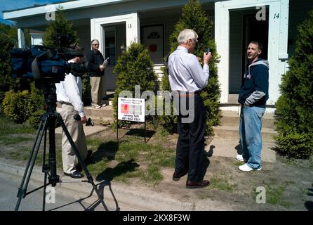 Diga/Levee Break allagamento uragano/tempesta tropicale grave Storm - West Warwick, R. , 29 aprile 2010 membri del Rhode Island media intervista costruzione proprietario Jeremy Taft a un evento di FEMA media a Taft's West Warwick duplex. Il duplex doveva essere eviscerato a causa della contaminazione da muffa durante l'alluvione di marzo. (Louis Sohn/FEMA). Rhode Island gravi tempeste e inondazioni. Fotografie relative a disastri e programmi, attività e funzionari di gestione delle emergenze Foto Stock