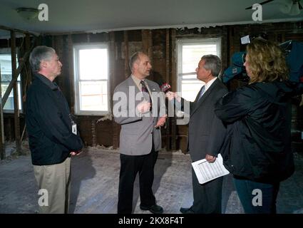 Diga/Levee Break allagamento uragano/tempesta tropicale grave Storm - West Warwick, R. , 29 aprile 2010, Robert Archila (a sinistra) e Bob Vanderslice del Rhode Island Department of Health parlano con i mezzi di Rhode Island di muffa causata da allagamento durante un evento di mezzi di FEMA che mette in evidenza muffa. (Louis Sohn/FEMA). Rhode Island gravi tempeste e inondazioni. Fotografie relative a disastri e programmi, attività e funzionari di gestione delle emergenze Foto Stock