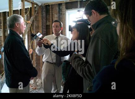 Diga/Levee Break allagamento uragano/tempesta tropicale grave Storm - West Warwick, R. , 29 aprile 2010 Robert Archilla, specialista di mitigazione di rischio di FEMA, parla di bonifica di muffe con i mezzi di Rhode Island durante un evento di media FEMA in un duplex infestato da muffe a West Warwick. (Louis Sohn/FEMA). Rhode Island gravi tempeste e inondazioni. Fotografie relative a disastri e programmi, attività e funzionari di gestione delle emergenze Foto Stock