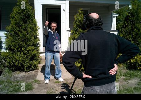 Alluvione uragano/tempesta tropicale grave Storm - West Warwick, R. , 29 aprile 2010 FEMA Region un videografo Robert Rose (a destra) nastri un'intervista con il proprietario duplex Jeremy Taft durante un evento di media FEMA Hightlight i pericoli della muffa presso la proprietà di noleggio di Taft a West Warwick. (Louis Sohn/FEMA). Rhode Island gravi tempeste e inondazioni. Fotografie relative a disastri e programmi, attività e funzionari di gestione delle emergenze Foto Stock