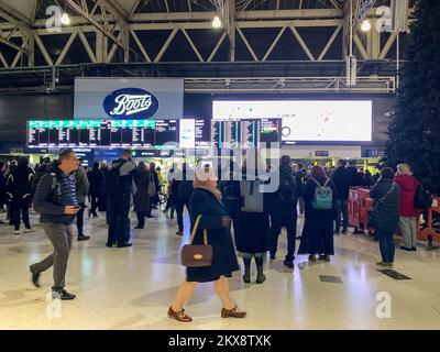 Londra, Regno Unito. 29th Novembre 2022. I pendolari aspettano i loro treni a casa alla stazione di Waterloo. Un altro attacco ferroviario nazionale è previsto per il 13th, 14th, 16th e 17th dicembre a causa di una controversia in corso sulla retribuzione e sulla chiusura pianificata delle biglietterie. Credito: Maureen McLean/Alamy Foto Stock