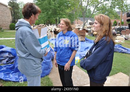 Alluvione - Bellevue, Ten , 11 maggio 2010 Amministratore della Small Business Administration Karen Mills e FEMA Coordinating Officer federale Gracia Szczech si incontrano con un proprietario di una casa nella zona duramente colpita di Bellevue. Le acque di alluvione raggiunsero i cinque metri di profondità in molte case della zona. . Tennessee gravi tempeste, inondazioni, venti in linea retta, e tornado. Fotografie relative a disastri e programmi, attività e funzionari di gestione delle emergenze Foto Stock