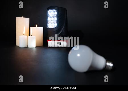 Interruzione dell'alimentazione, attacco alle centrali elettriche in Ucraina - la lampadina non si illumina, torce e candele come fonti di luce e calore Foto Stock