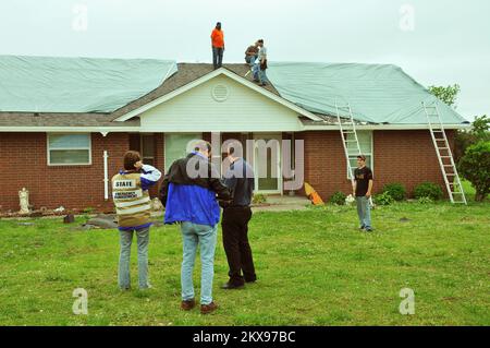 Grave tempesta Tornado - Tecumseh, Okla. , Il 13 maggio 2010 membri di una squadra preliminare di valutazione di danno - Murphy dell'ambra con l'ufficio di amministrazione di emergenza dell'Oklahoma (a sinistra), Anthony Drew con la U. S. Small Business Administration (centro) e Federal Emergency Management Agency Individual Assistance Officer John Nelson (a destra) valutare l'entità dei danni di tornado a un tetto. La metà orientale dello stato fu colpita da 22 tornado confermati il 10 maggio. FEMA . Oklahoma gravi tempeste, tornado e venti in linea retta. Fotografie relative alle catastrofi e ai programmi di gestione delle emergenze, Act Foto Stock