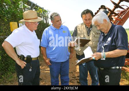 Severo Storm Tornado - Newcastle, Okla. , 26 maggio 2010 membri di un team di valutazione preliminare dei danni PDA, (da sinistra a destra) - ed Cravens, responsabile di emergenza della contea di McClain; Sam Talamantez con l'Oklahoma Office of Emergency Management (OEM); Kevin Williams, leader dell'equipaggio dell'assistenza pubblica dell'area sud-orientale OEM e Ron Crow, un funzionario dell'assistenza pubblica della FEMA, verificano che sia stata concordata un'ispezione dei danni appena completata. Diversi team di PDA stanno indagando sulle perdite causate alle infrastrutture pubbliche dai 22 tornado confermati che hanno spazzato la metà orientale dello stato il 10 maggio. FEMA . Oklahoma, se Foto Stock