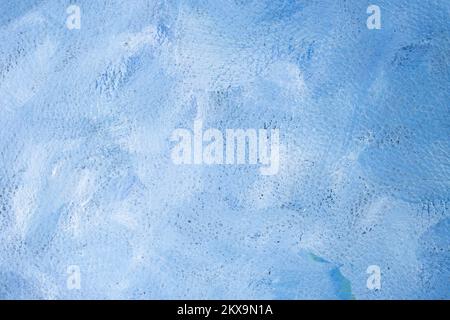 Colori bianco e blu macchiati su texture pelle, sfondo astratto, messa a fuoco morbida primo piano. Foto Stock