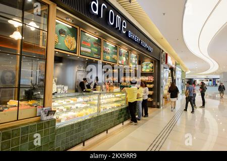 HONG KONG - 23 APRILE 2015: Gli interni di popcorn Shopping Malll. I centri commerciali di Hong Kong sono alcuni dei più grandi e impressionanti del mondo. Foto Stock