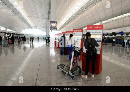 HONG KONG, CINA - 23 APRILE 2014: Interno dell'aeroporto internazionale di Hong Kong. L'Aeroporto Internazionale di Hong Kong è il principale aeroporto di Hong Kong. È l Foto Stock