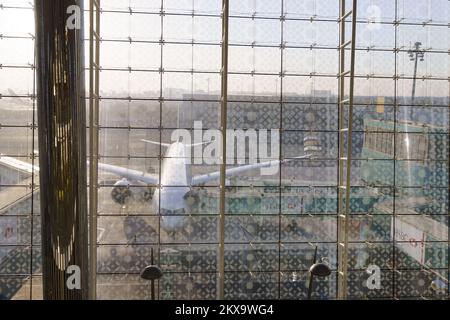 DUBAI, Emirati Arabi Uniti - 17 OTTOBRE 2013: Vista dalla lounge Emirates business class. Emirates è la più grande compagnia aerea del Medio Oriente, che opera dal suo hub Foto Stock