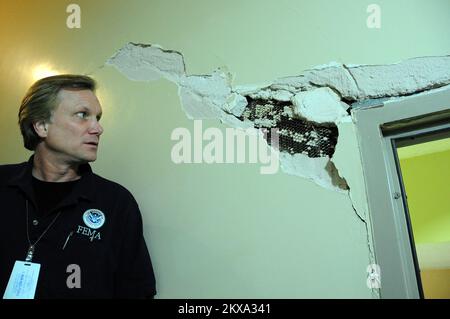 Terremoto - Calexico, Calif. , 18 giugno 2010 FEMA PIO Noel Boxer ispeziona una grande crepa nella porta dell'autorità portuale statunitense. Il porto ha subito danni estetici a causa di un 7. 2 terremoto che ha colpito la zona. Adam DuBrowa/FEMA. Terremoto in California. Fotografie relative a disastri e programmi, attività e funzionari di gestione delle emergenze Foto Stock
