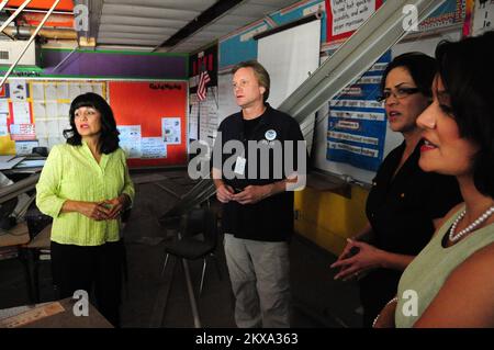Terremoto - Calexico, Calif. , 18 giugno 2010 alla Jefferson Elementary School, FEMA PIO Noel Boxer parla con la sovrintendente Christina Luna dei programmi di assistenza pubblica mentre valuta i danni come risultato di un recente 7. terremoto di magnitudine 2. La Scuola elementare è un candidato idoneo a ricevere fondi di assistenza pubblica FEMA (PA) per riparazioni di strutture danneggiate durante il periodo dell'incidente. Adam DuBrowa/FEMA. Terremoto in California. Fotografie relative a disastri e programmi, attività e funzionari di gestione delle emergenze Foto Stock