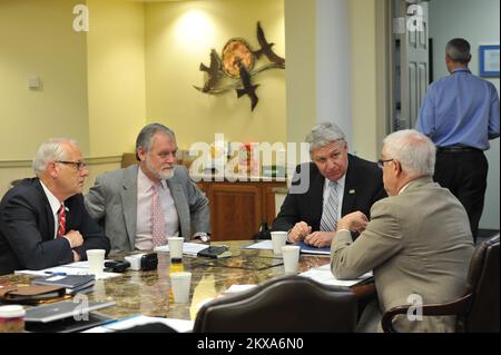 Pianificazione e sicurezza dell'emergenza - Anchorage, Alaska, 29 giugno 2010 il Vice Amministratore della FEMA Richard Serino (2nd da destra) e l'Amministratore della Regione 10 della FEMA Kenneth Murphy (a sinistra) discutono del coordinamento federale-statale con l'Alaska Division of Homeland Security and Emergency Management Director John Madden (2nd da sinistra) E Jim Mullen, Direttore della Washington state Emergency Management Division (a destra). Il gruppo si è riunito a margine della riunione del Comitato consultivo per la gestione delle emergenze regionale occidentale. .. Fotografie relative ai programmi, alle attività e agli ufficiali di gestione delle emergenze e delle catastrofi Foto Stock