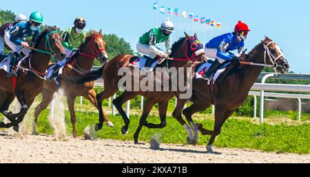 Inizio della corsa dei cavalli per il premio della Grande Estate nell'ippodrome di Pyatigorsk, Caucaso settentrionale Foto Stock