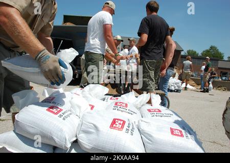 Allagamento - Centerville, Iowa, 22 luglio 2010 volontari Americorps assistere Iowa Dipartimento di risorse naturali dipendenti come riempire US Army Corps of Engineers forniti sacchi di sabbia al lago Rathbun Hatchery. Il vivaio si trova a 400 metri circa a sud della diga di Rathbun, nell'Iowa centro-meridionale. Il vivaio è minacciato dal recente flusso di pioggia dalla diga e dal vicino fiume Chariton. .. Fotografie relative a disastri e programmi, attività e funzionari di gestione delle emergenze Foto Stock