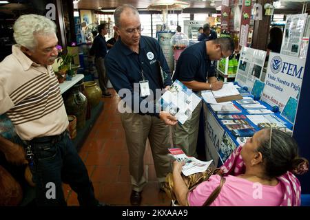 Pianificazione e sicurezza delle emergenze - Arecibo, Porto Rico, 21 luglio 2010 FEMA ha collaborato con i negozi di hardware locali per offrire ai clienti l'opportunità di parlare faccia a faccia con personale esperto sui requisiti edilizi, le normative e le misure preventive per mitigare i danni alla proprietà e alla vita. La FEMA sta sottolineando la vigilanza tra le comunità che sono state colpite da disastri naturali per essere pronte per tutti i tipi di emergenze. Ashley Andujar / FEMA. Porto Rico gravi tempeste e inondazioni. Fotografie relative ai programmi, alle attività e agli ufficiali di gestione delle emergenze e delle catastrofi Foto Stock