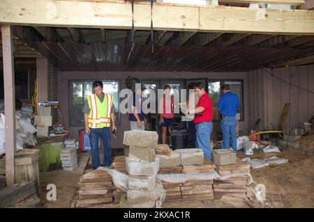 Inondazione grave Storm - Manchester, Iowa, 28 luglio 2010 questa Delhi, Ia, Resident spiega l'entità dei danni causati dalle recenti inondazioni al personale addetto al recupero della FEMA, della Small Business Administration, della Homeland Security and Emergency Management Division dell'Iowa e della città di Manchester. Il gruppo stava effettuando una valutazione preliminare dei danni nella zona intorno alla diga di Delhi che ha fallito durante la settimana scorsa. Jace Anderson/FEMA. Iowa tempeste gravi, inondazioni e tornado. Fotografie relative a disastri e programmi, attività e funzionari di gestione delle emergenze Foto Stock