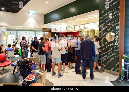 ROMA, ITALIA - 04 AGOSTO 2015: Persone nel ristorante McDonald's. La McDonald's Corporation è la più grande catena di ristoranti fast food al mondo Foto Stock