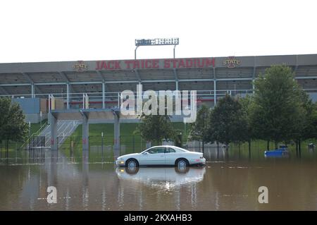 Alluvione - Ames, Iowa, 11 agosto 2010 Una sola auto rimanente si trova in un'area di parcheggio fuori dal Jack Trice Stadium ad Ames, Iowa. Lo stadio stesso è stato risparmiato qualsiasi danno d'acqua. L'Iowa centrale è stata inondata da tempeste di ritorno a ritorno che hanno provocato un'inondazione record ad Ames. Jace Anderson/FEMA. Iowa tempeste gravi, inondazioni e tornado. Fotografie relative a disastri e programmi, attività e funzionari di gestione delle emergenze Foto Stock