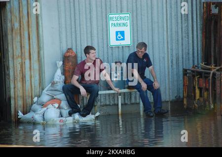 Alluvione - Ames, Iowa, 11 agosto 2010 dopo una lunga notte e giorno due superstiti dell'alluvione in Ames prendere una pausa. Diverse centinaia di residenti di Ames sono stati evacuati mentre lo Squaw Creek e il fiume Skunk traboccavano. Jace Anderson/FEMA. Iowa tempeste gravi, inondazioni e tornado. Fotografie relative a disastri e programmi, attività e funzionari di gestione delle emergenze Foto Stock